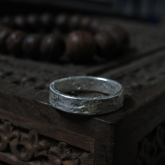 iceberg narrow ring band