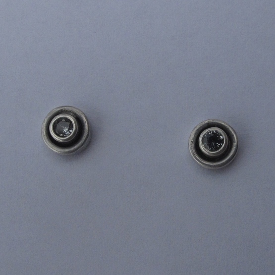 Grey spinel oxidized studs